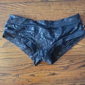 Cleo the Hurricane small pole shorts